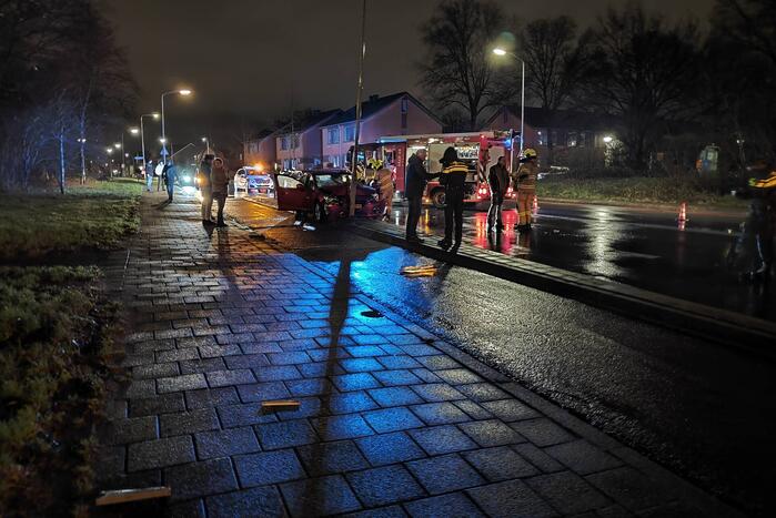 Auto botst tegen lantaarnpaal