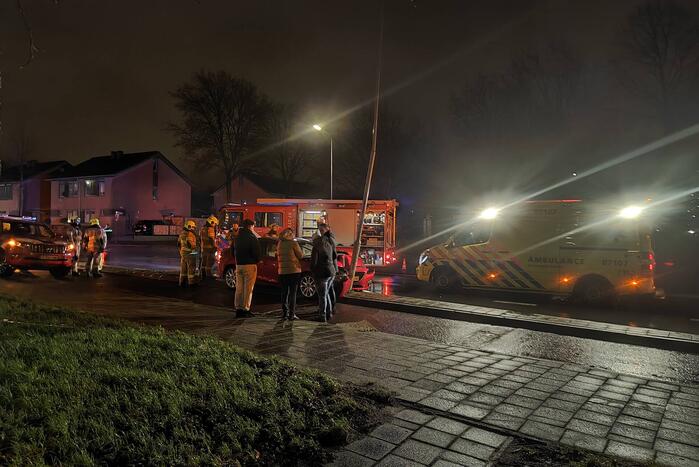 Auto botst tegen lantaarnpaal