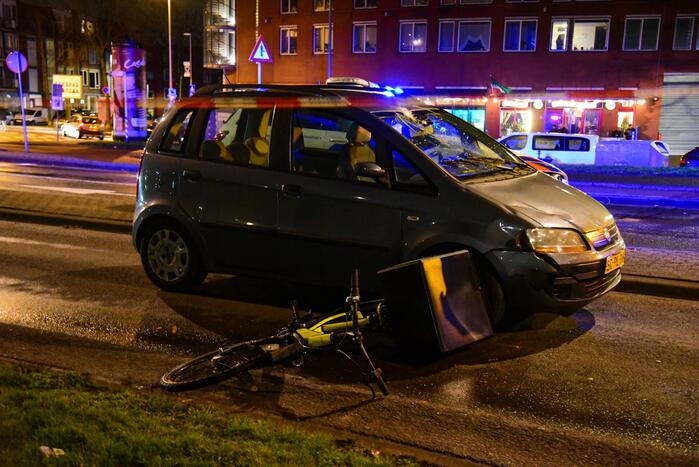 Maaltijdbezorger met fiets aangereden
