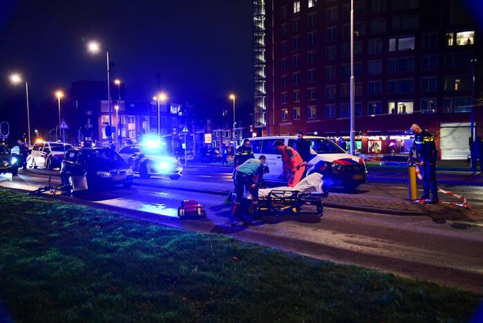 Maaltijdbezorger met fiets aangereden