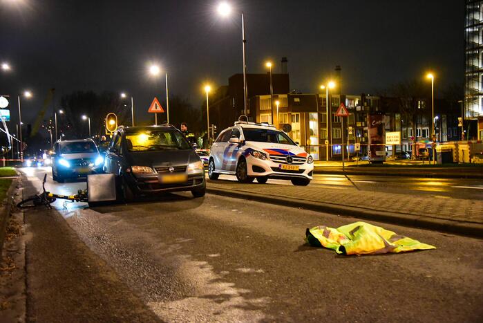 Maaltijdbezorger met fiets aangereden