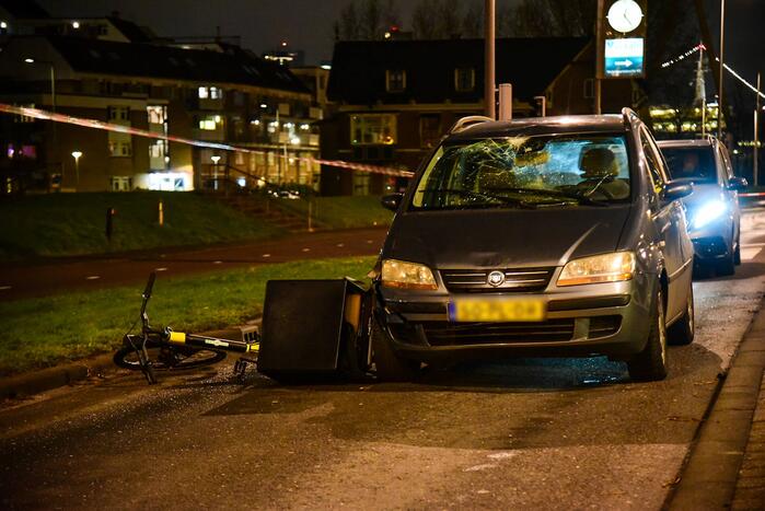 Maaltijdbezorger met fiets aangereden