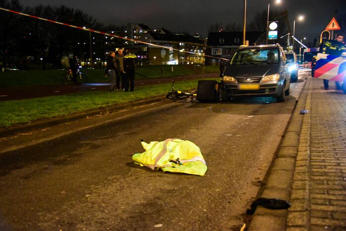 Maaltijdbezorger met fiets aangereden