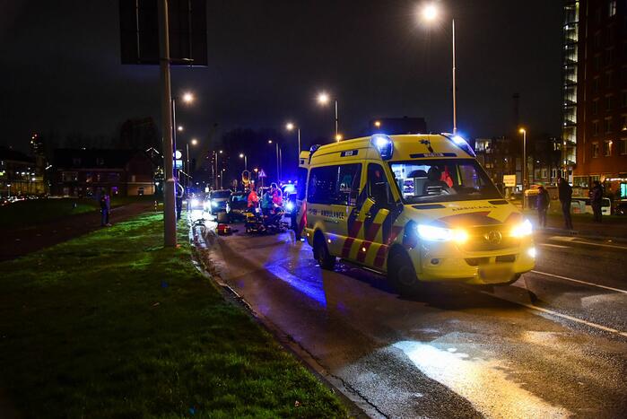 Maaltijdbezorger met fiets aangereden