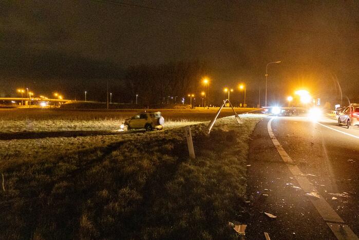 Automobilist raakt van de weg