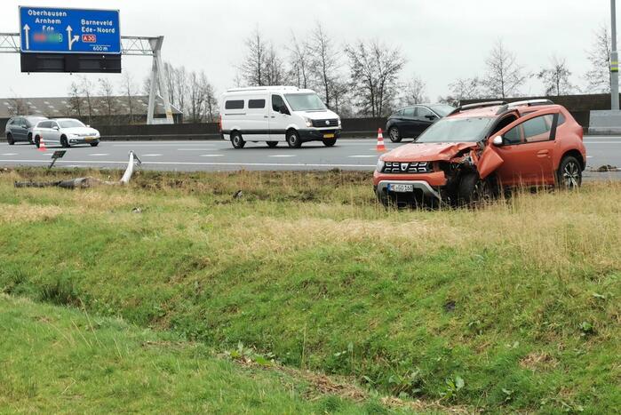 Auto rijdt tegen lantaarnpaal