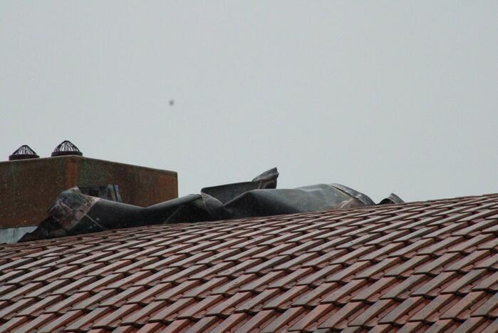 Dakbeplating verwijderd door brandweer