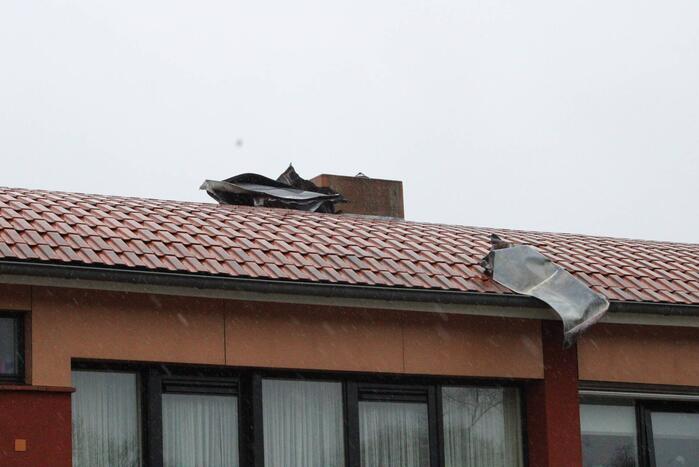 Dakbeplating verwijderd door brandweer