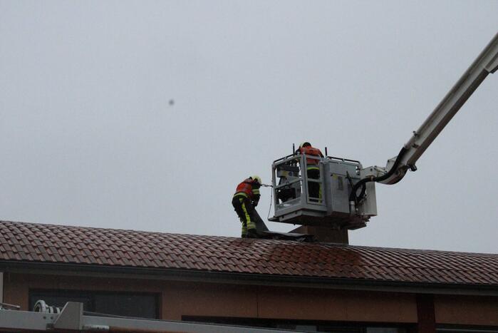 Dakbeplating verwijderd door brandweer