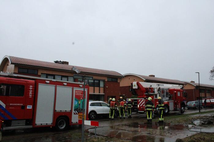 Dakbeplating verwijderd door brandweer