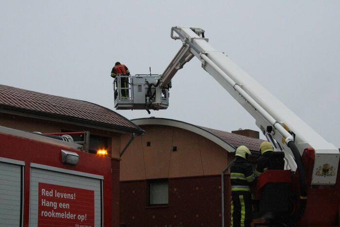 Dakbeplating verwijderd door brandweer