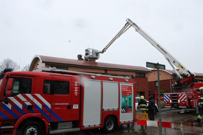 Dakbeplating verwijderd door brandweer