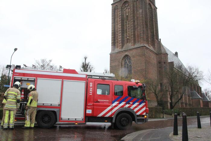 Dakbedekking Sint-Nicolaaskerk waait los
