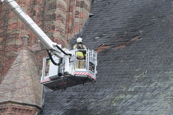 Dakbedekking Sint-Nicolaaskerk waait los