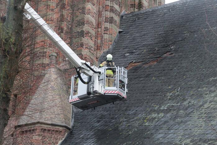 Dakbedekking Sint-Nicolaaskerk waait los