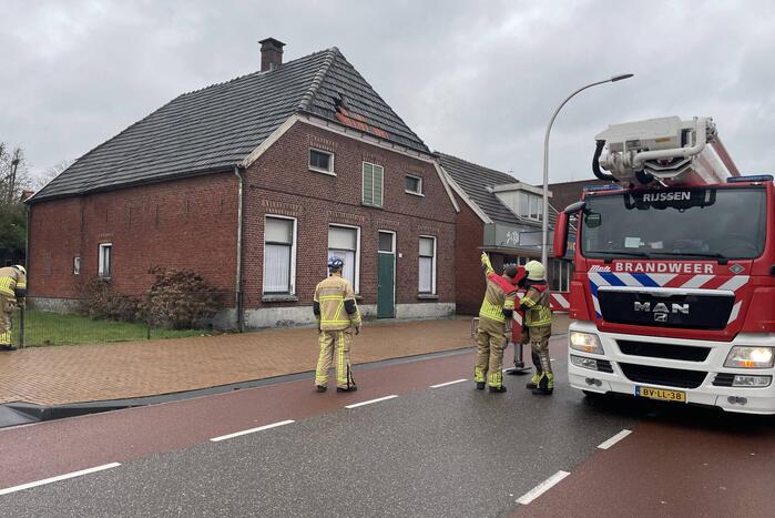 Brandweer verwijdert losliggende dakpannen