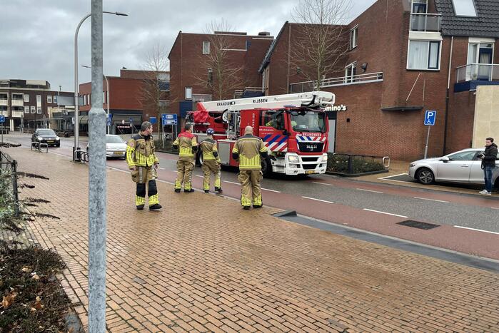 Brandweer verwijdert losliggende dakpannen