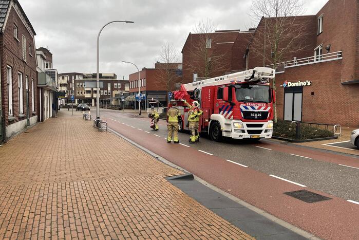 Brandweer verwijdert losliggende dakpannen