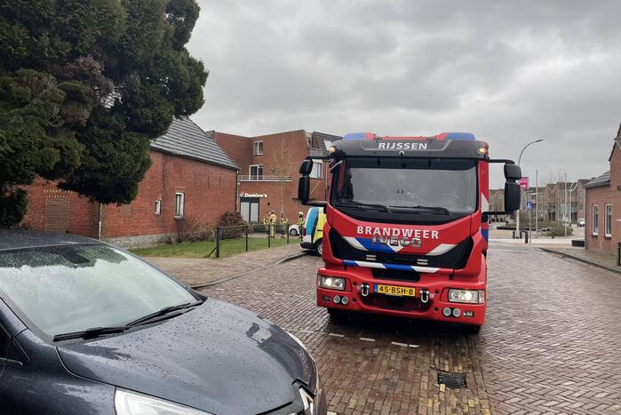 Brandweer verwijdert losliggende dakpannen