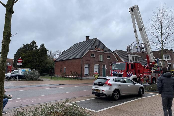 Brandweer verwijdert losliggende dakpannen