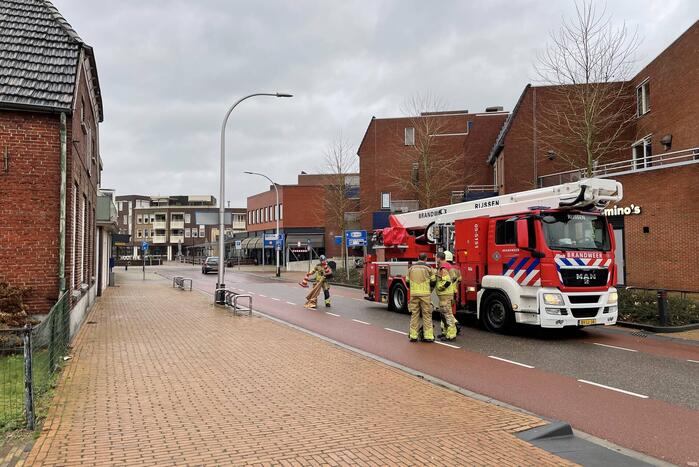 Brandweer verwijdert losliggende dakpannen