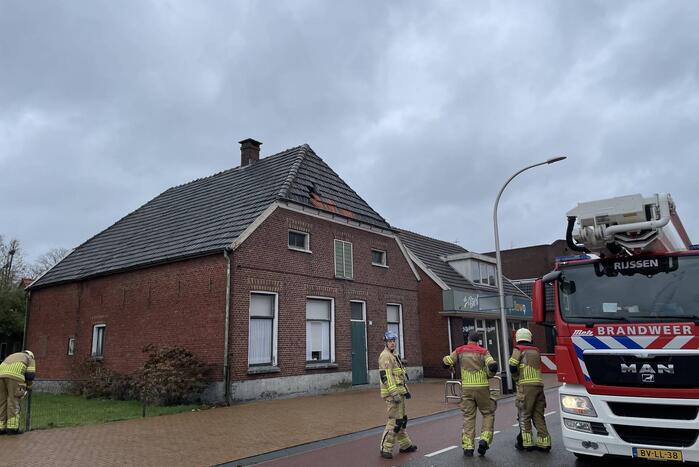 Brandweer verwijdert losliggende dakpannen