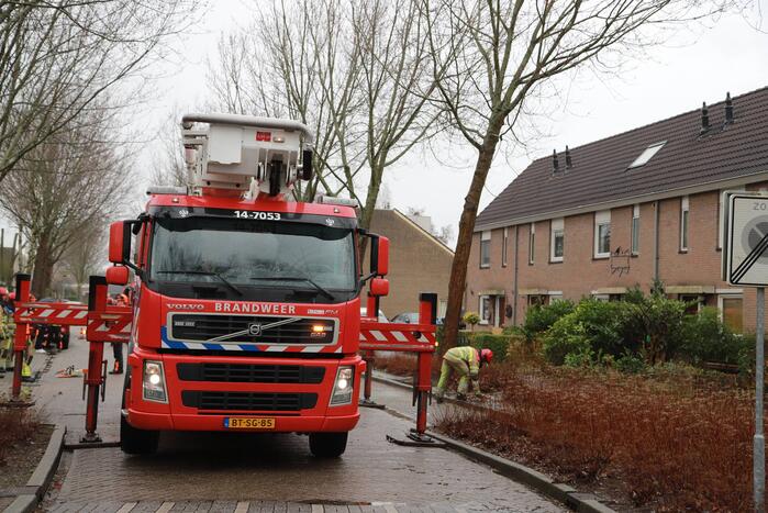 Boom dreigt op woning te vallen