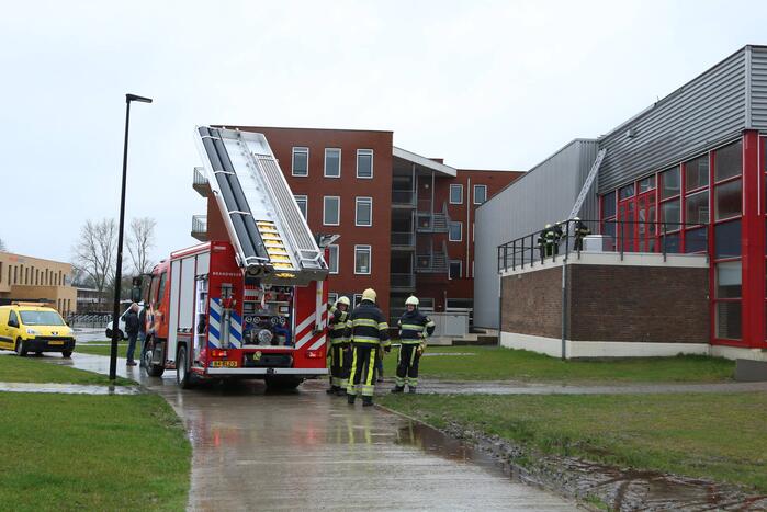 Delen van dak Sporthal Van der Bijha kom los