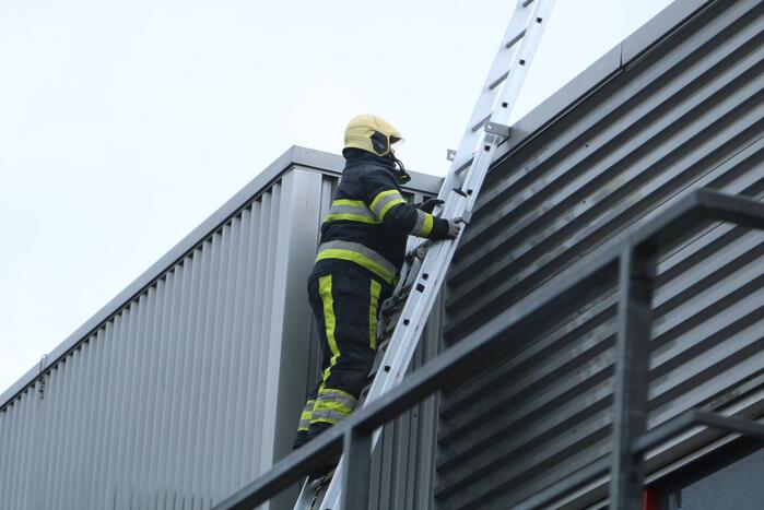 Delen van dak Sporthal Van der Bijha kom los