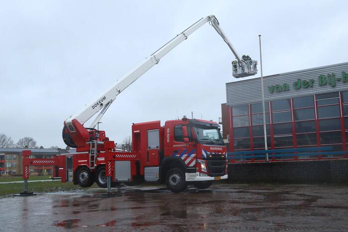 Delen van dak Sporthal Van der Bijha kom los