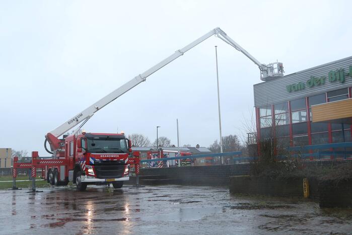 Delen van dak Sporthal Van der Bijha kom los