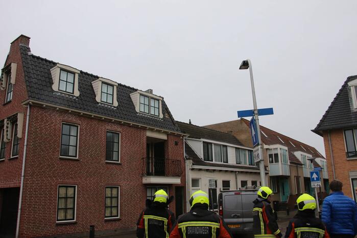 Brandweer verwijdert losse dakpannen van woning