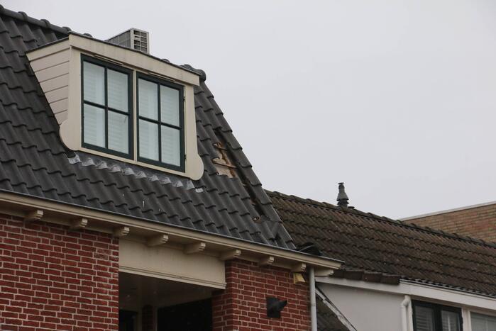 Brandweer verwijdert losse dakpannen van woning