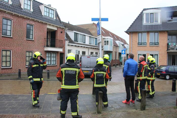 Brandweer verwijdert losse dakpannen van woning