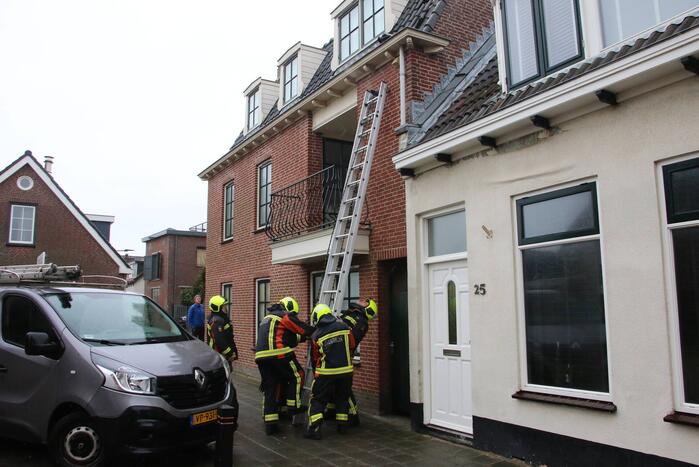 Brandweer verwijdert losse dakpannen van woning