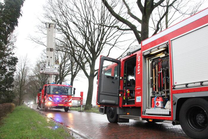 Brandweer zaagt gevaarlijk hangende tak uit boom