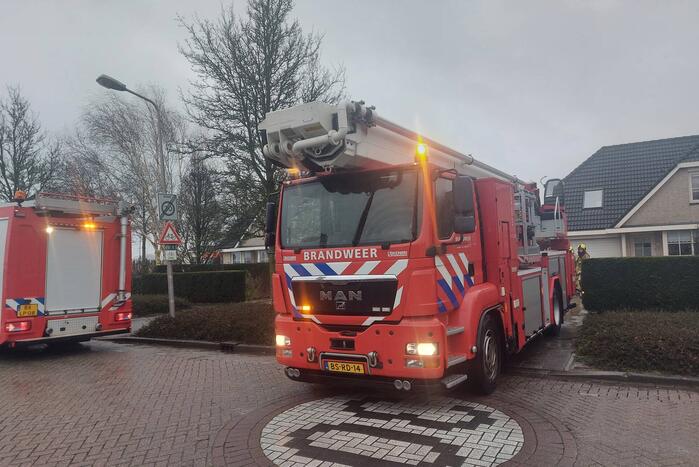 Brandweer verwijderd losse plaat op schoorsteen van woning