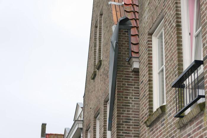 Brandweer controleert stormschade bij appartement