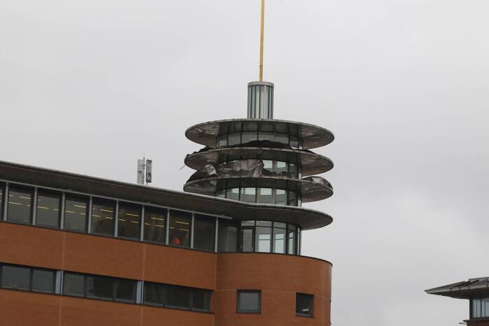 Platen van hoog gebouw staan op omvallen