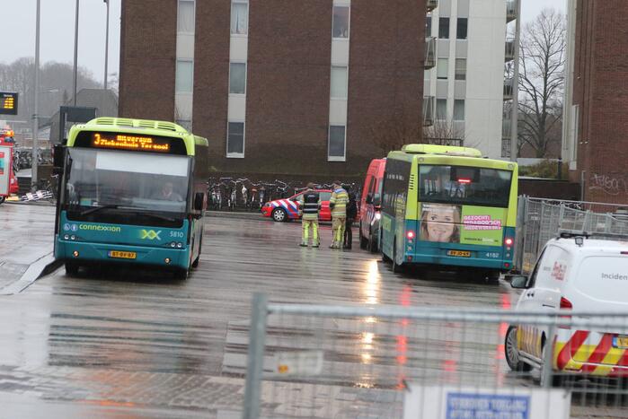 Platen van hoog gebouw staan op omvallen