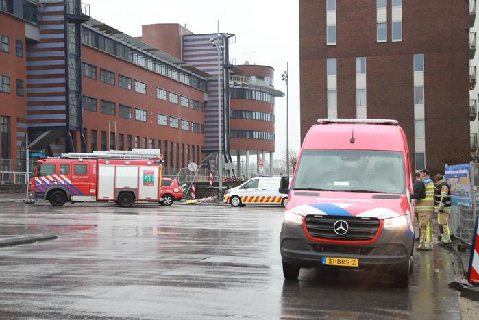 Platen van hoog gebouw staan op omvallen