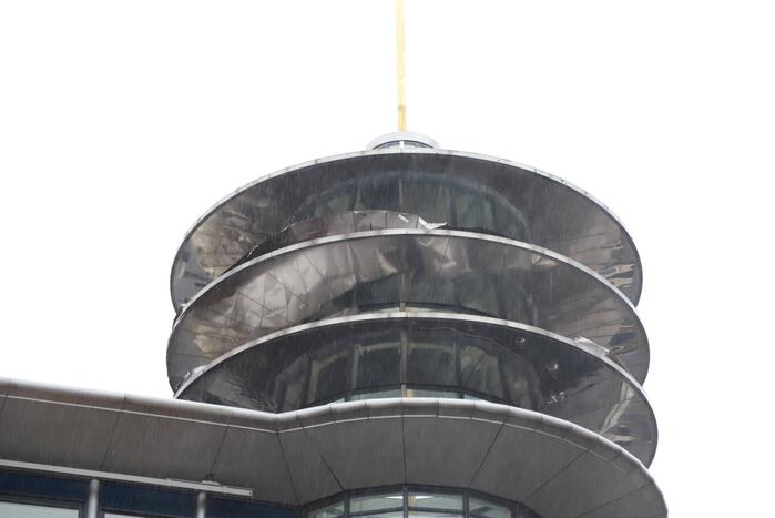 Platen van hoog gebouw staan op omvallen