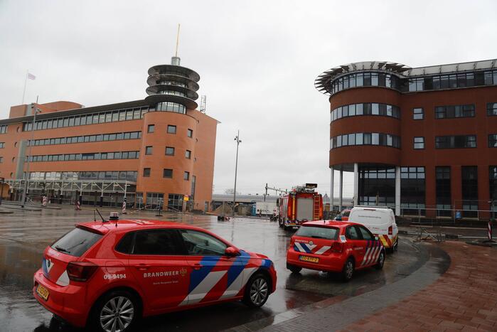 Platen van hoog gebouw staan op omvallen