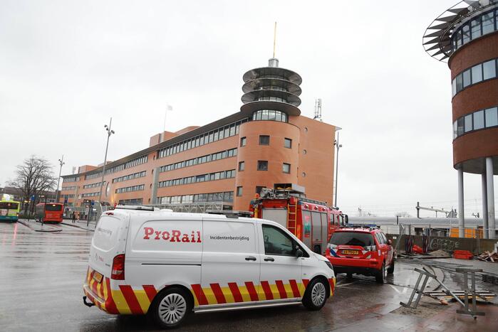 Platen van hoog gebouw staan op omvallen