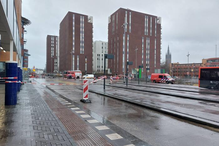 Platen van hoog gebouw staan op omvallen
