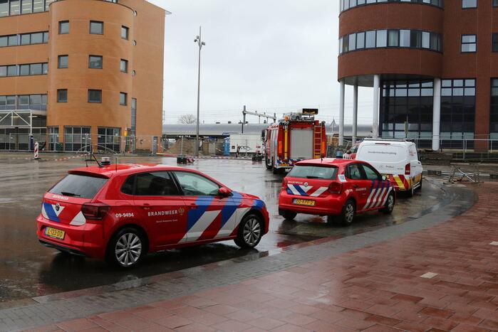 Platen van hoog gebouw staan op omvallen