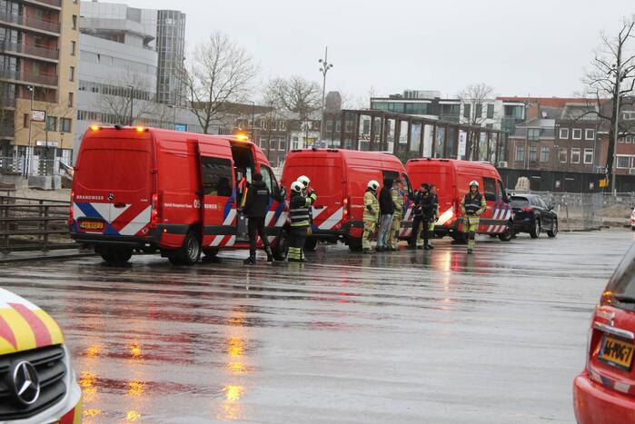 Platen van hoog gebouw staan op omvallen