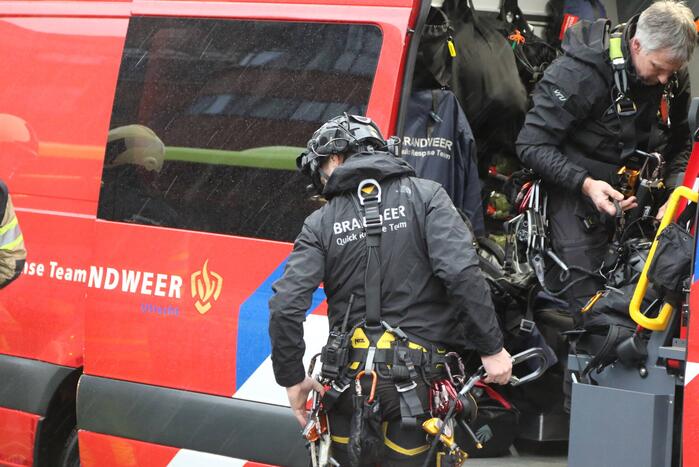 Platen van hoog gebouw staan op omvallen