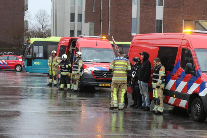 Platen van hoog gebouw staan op omvallen