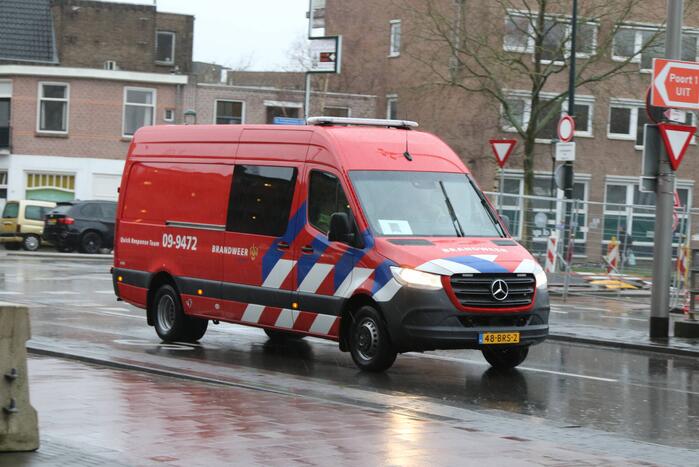 Platen van hoog gebouw staan op omvallen